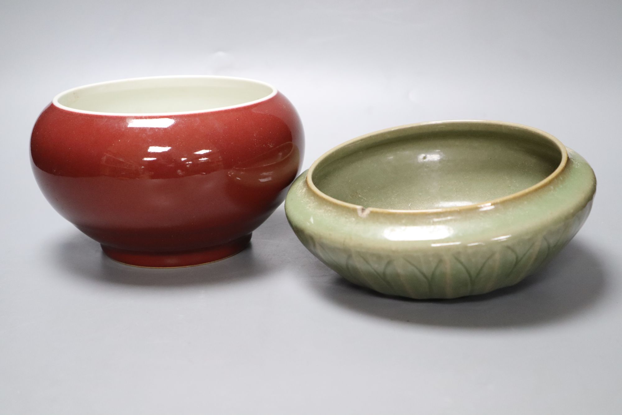 A Chinese sang de boeuf bowl and a celadon bowl, largest diameter 18cm